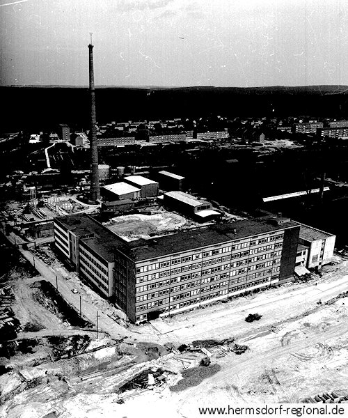 1965 Baustelle des 120 m hohen Schornsteins KWH Ferrite / Walzensinter - kurz vor Fertigstellung 
